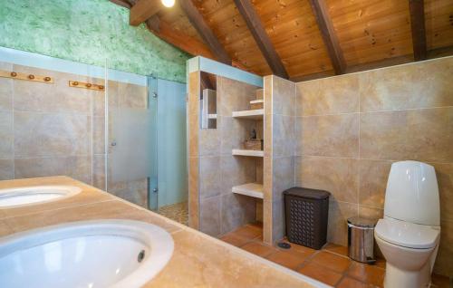 ein Bad mit einem Waschbecken und einem WC in der Unterkunft Villa nórdica, Otura in Otura