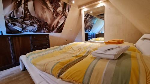 a bedroom with a bed and a large mirror at Behagliches Haus mit Kamin und Wärmepumpe in Hohenthurm