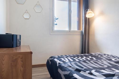 a bedroom with a bed and a window at Le Cristol - joli T3 proche du Parc Dupeyroux in Créteil