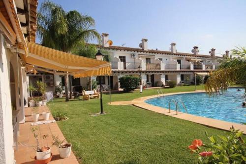 Πισίνα στο ή κοντά στο Bungalow California en Els Poblets