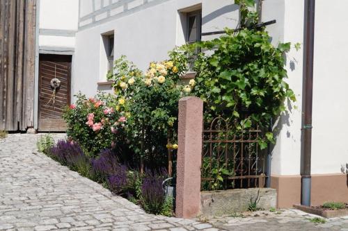 a garden in front of a building with flowers at Ferienhaus Ickelhaus 1 in Bad Windsheim
