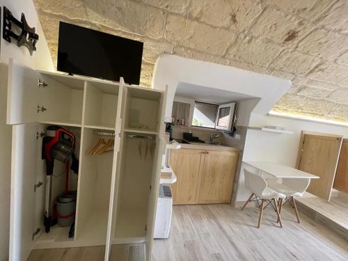 TV o dispositivi per l'intrattenimento presso Monolocale Dimora Borgo Monte nel cuore di Otranto con garage