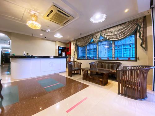 een lobby met een bar en een tafel en stoelen bij MR Hotel Nusa Bestari in Skudai