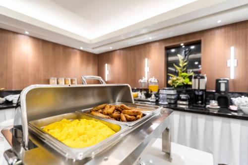 a buffet with a tray of food on a counter at Hôtel WelcomInns in Boucherville