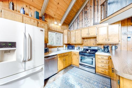 A cozinha ou cozinha compacta de Lake Arrowhead Chateau