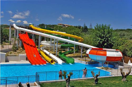 eine Wasserrutsche in einem Wasserpark mit Menschen darauf in der Unterkunft Casa Dyonisia Tsilivi in Planos