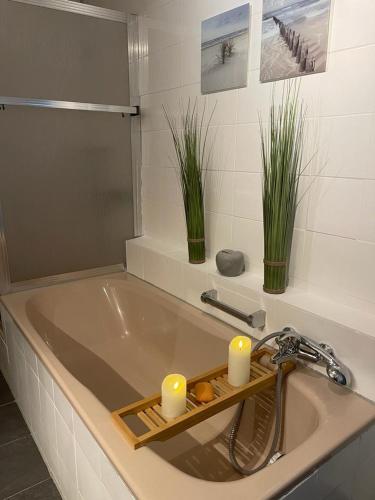 a bath tub with two candles on a sink at Gästewohnung Pohlheim Grüningen in Pohlheim