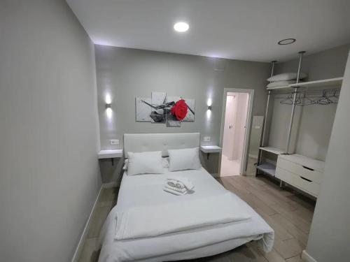 Loft Ciudad Jardín N°2 في قرطبة: غرفة نوم مع سرير أبيض كبير في غرفة