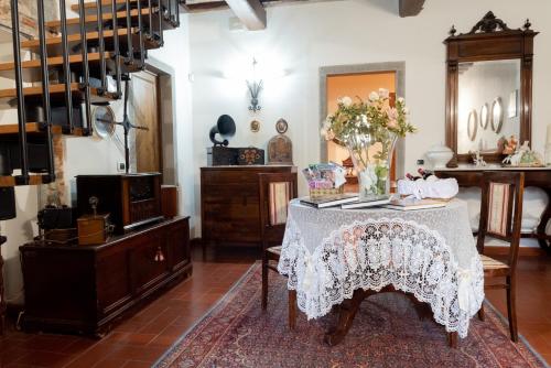 Una habitación con una mesa con un jarrón de flores. en B&B Podere di Sotto, en Montelupo Fiorentino