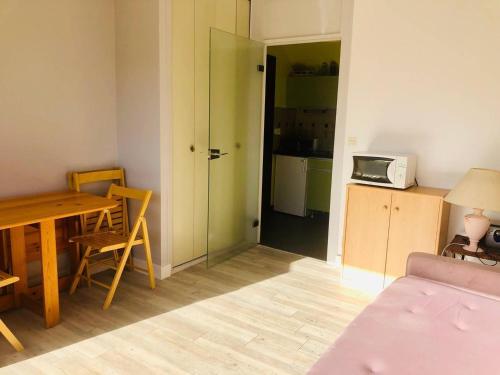 Studio cosy à Arcachon, à 200 m de la plage et proche du centre, avec balcon ensoleillé.