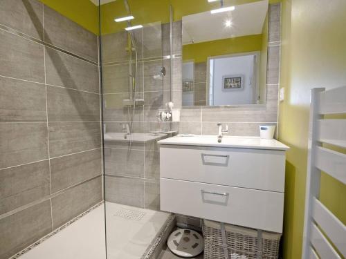 une salle de bain avec une douche, un lavabo et un miroir dans l'établissement Appartement T2 à Arcachon, proche plage, avec balcon, rénové, dans quartier calme et verdoyant - FR-1-433-79, à Arcachon