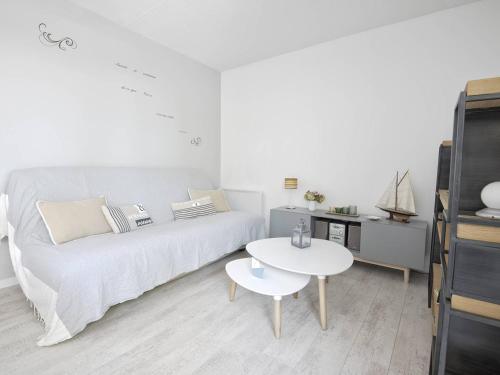 un salon blanc avec un canapé blanc et une table dans l'établissement Appartement T2 à Arcachon, proche plage, avec balcon, rénové, dans quartier calme et verdoyant - FR-1-433-79, à Arcachon