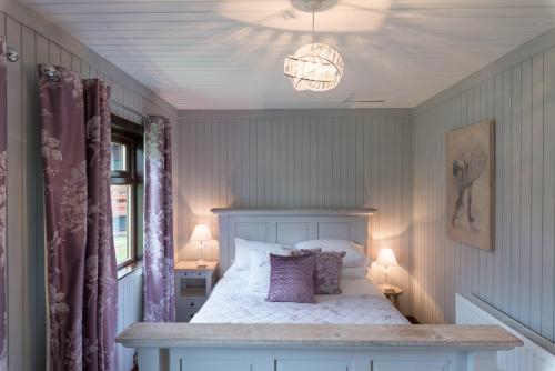 Postel nebo postele na pokoji v ubytování Bluebell Lodge 9 with Hot Tub