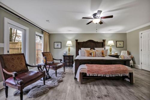 um quarto com uma cama e uma ventoinha de tecto em Sandy Springs Executive Retreatpoolhottubsaunabasketball Court em Atlanta