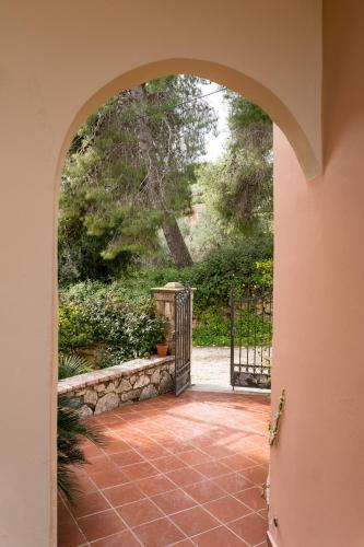 an archway leading into a garden with a gate at Sant'Agata in Lixouri