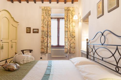 1 dormitorio con 2 camas y ventana en B&B Podere di Sotto, en Montelupo Fiorentino