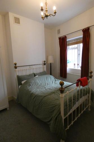 倫敦的住宿－The South View，一间卧室设有一张床和一个窗口