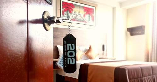 a tag hanging from a door in a room at Hotel Cesar´s in Lima