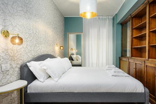 sypialnia z łóżkiem i lustrem w obiekcie Italianway - Corso Como 12 w Mediolanie
