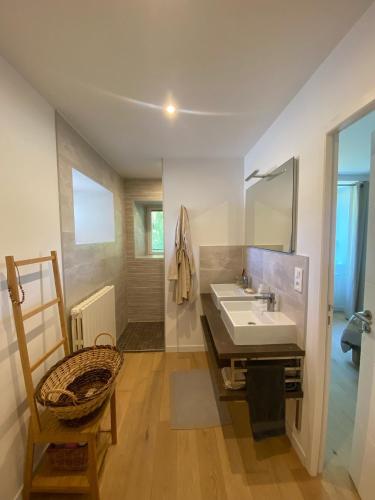 une salle de bain avec un lavabo et un miroir dans l'établissement KERDUAL - Jardin, Plage à pied par sentier - C77, à La Trinité-sur-Mer