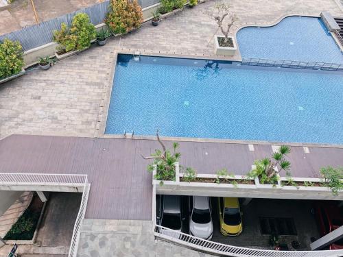 una vista aérea de una piscina en un edificio en My Own Hotel-like Studio Apartment. Near Unpad!, en Cilimus 2