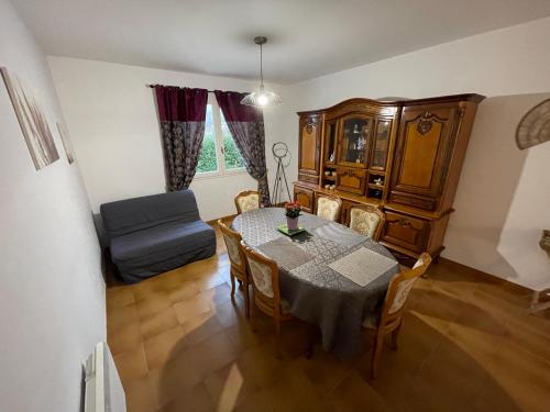 un salon avec une table et un canapé dans l'établissement Gite De La Meronne, à Vindelle