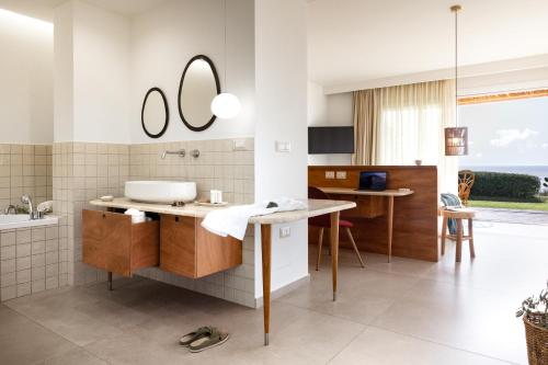 Il comprend une salle de bains pourvue d'un lavabo et une cuisine équipée d'une baignoire. dans l'établissement Armacera Resort, à Zambrone