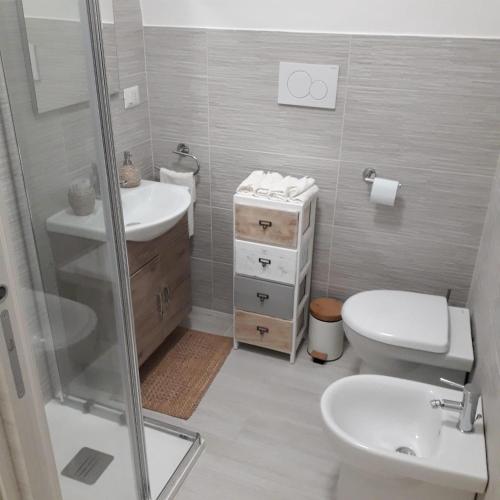 uma casa de banho com um WC, um lavatório e um chuveiro em La petite Maison Bari em Bari