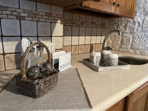 un bancone della cucina con cesto e lavandino di Cibum House ad Alberobello