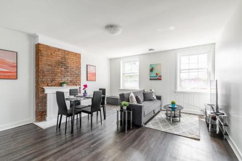 2BR Apartment - Close to Shopping & Parks