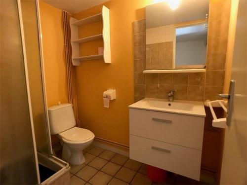 une petite salle de bain avec toilettes et lavabo dans l'établissement Charmante Villa T1+Cabine+Mezzanine – 4 pers, Terrasse, Parking, Proximité Commerces, Bord de Lac - FR-1-81-53, à Port-Leucate