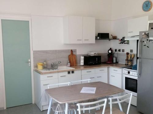 Photo de la galerie de l'établissement Charmante Villa T2 à 350m de la Plage - 4 Pers, TV, Terrasse, Calme, Proche Commerces - FR-1-81-109, à Port-Leucate