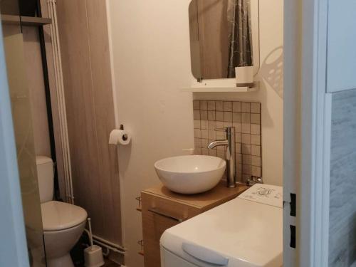 Photo de la galerie de l'établissement Charmante Villa T2 à 350m de la Plage - 4 Pers, TV, Terrasse, Calme, Proche Commerces - FR-1-81-109, à Port-Leucate