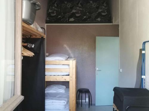 Photo de la galerie de l'établissement Charmante Villa T2 à 350m de la Plage - 4 Pers, TV, Terrasse, Calme, Proche Commerces - FR-1-81-109, à Port-Leucate