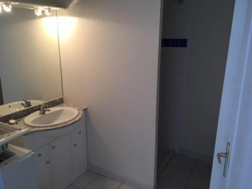 une salle de bain avec un lavabo et un miroir dans l'établissement Villa T3 avec Terrasse, 6 Couchages, Proche Port Leucate - FR-1-81-111, à Port-Leucate
