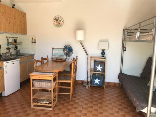 - une cuisine avec une table et un lit dans une chambre dans l'établissement Charmante Maison 4 pers, Terrasse, Parking Privé, Proche Plage - Port Leucate - FR-1-81-123, à Port-Leucate