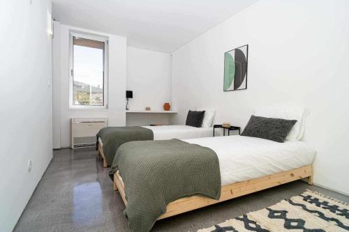 sypialnia z 2 łóżkami i oknem w obiekcie Acushla Golden House Douro w mieście Lodões