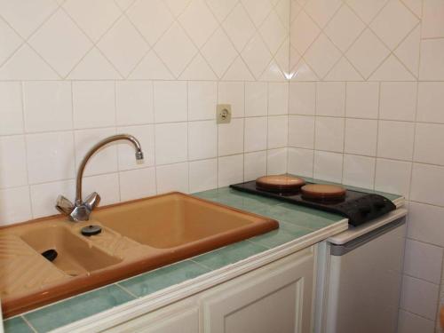 une cuisine avec un évier et un plan de travail dans l'établissement Studio Cabine à Gruissan: Terrasse, Parking, Clim, Proche Commerces et Port - FR-1-229-71, à Gruissan