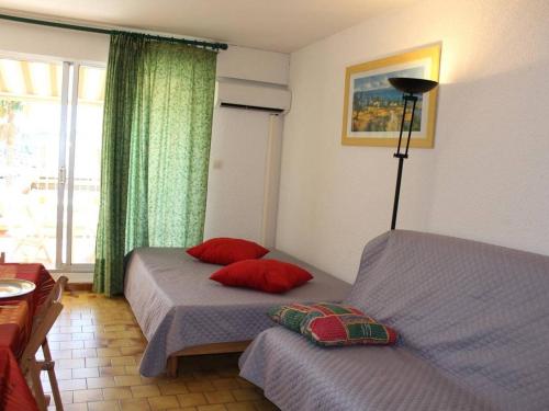 une chambre avec deux lits et une fenêtre dans l'établissement Studio Cabine à Gruissan: Terrasse, Parking, Clim, Proche Commerces et Port - FR-1-229-71, à Gruissan