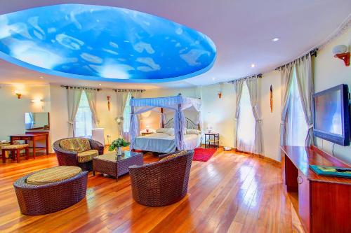 埃尔多雷特Poa Place Resort & Hotel - Where Nature Meets Comfort的大型客房设有床和大型水族馆