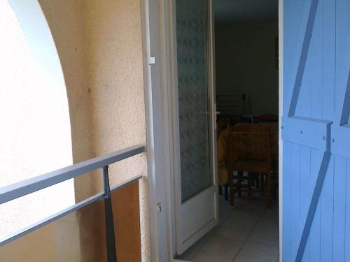 une porte ouverte menant à une chambre avec une table dans l'établissement Appartement T2 avec Piscine à 1.5 km de la Plage - 4 Couchages au Barcarès - FR-1-81-499, au Barcarès