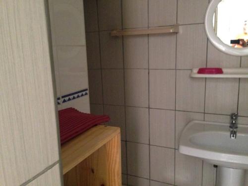 une petite salle de bain avec un lavabo et un miroir dans l'établissement Appartement T2 avec Piscine à 1.5 km de la Plage - 4 Couchages au Barcarès - FR-1-81-499, au Barcarès