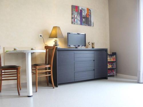 Appartement La Rochelle, 1 pièce, 2 personnes - FR-1-246-48にあるテレビまたはエンターテインメントセンター