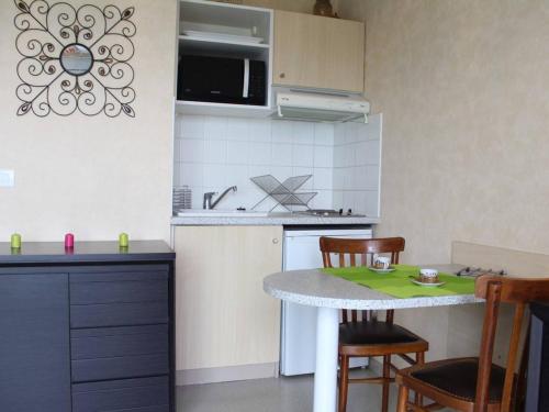 Appartement La Rochelle, 1 pièce, 2 personnes - FR-1-246-48にあるキッチンまたは簡易キッチン