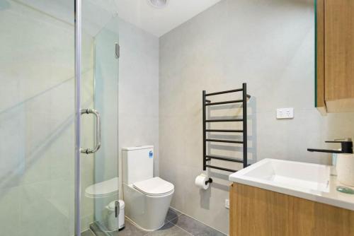 a bathroom with a toilet and a sink and a shower at Valley View Apartment with Mountain Views & Wi-Fi in Auckland