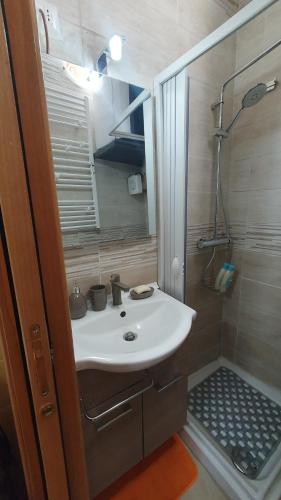 uma pequena casa de banho com um lavatório e um chuveiro em CASA VACANZE DI MARILENA em Vietri