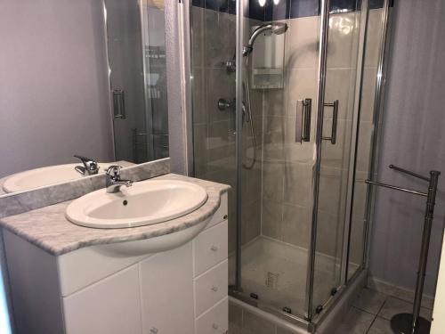 une salle de bain avec un lavabo et une douche dans l'établissement Villa T4 avec Piscine, 3 chambres, jardin, parking privé, proche commerces et plage, 8 couchages - FR-1-81-296, au Barcarès
