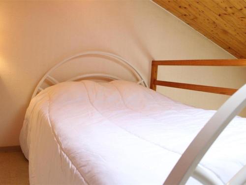 ラ・ロシェルにあるAppartement La Rochelle, 1 pièce, 4 personnes - FR-1-246-72の白いベッドが備わる客室です。