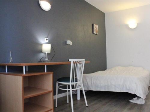 ラ・ロシェルにあるAppartement La Rochelle, 1 pièce, 2 personnes - FR-1-246-183のベッドルーム1室(ベッド1台、デスク、椅子付)