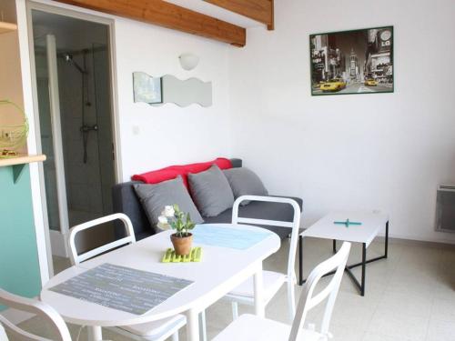 Appartement La Rochelle, 1 pièce, 4 personnes - FR-1-246-77にあるシーティングエリア